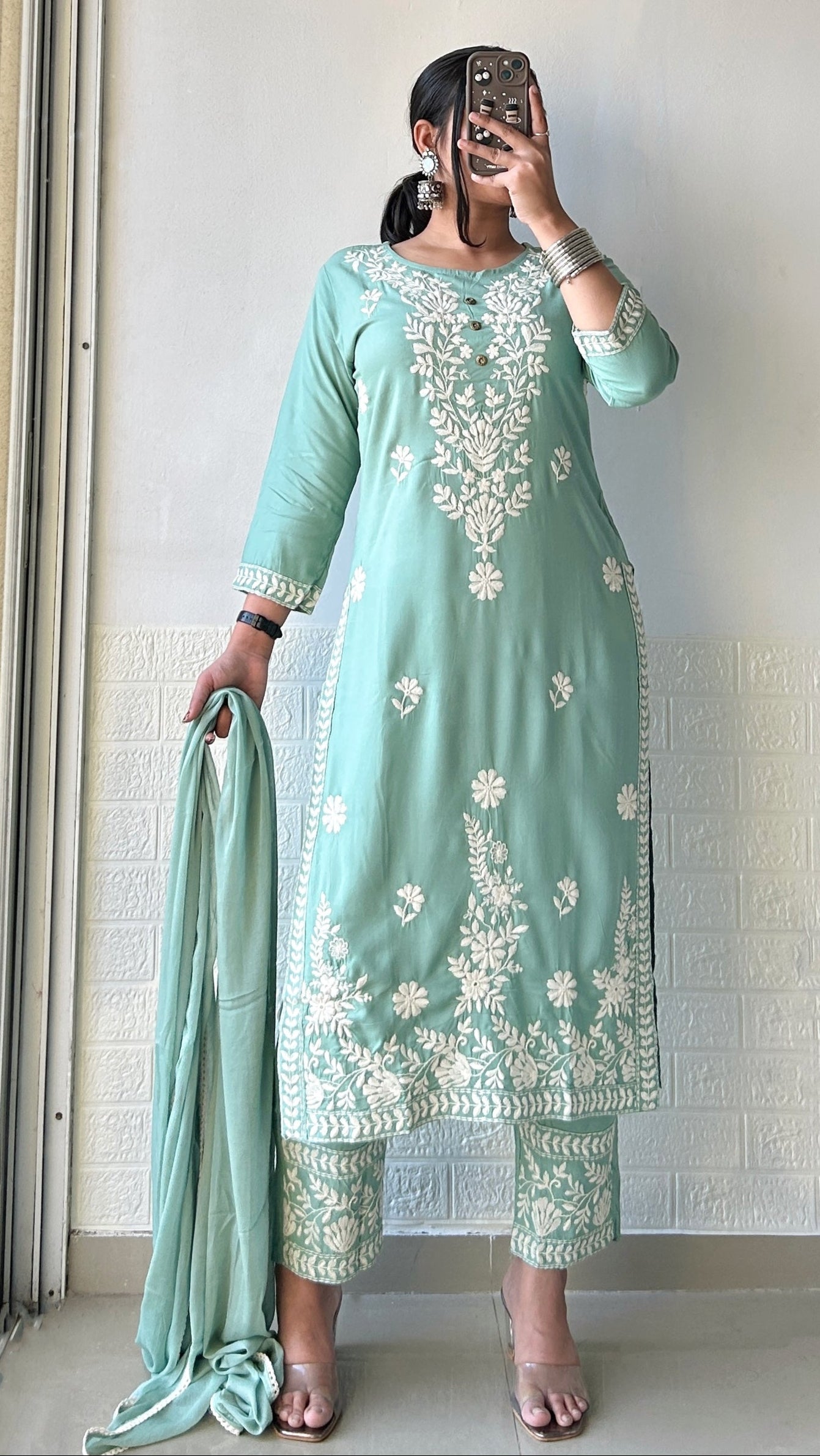 chikankari hand embroidery